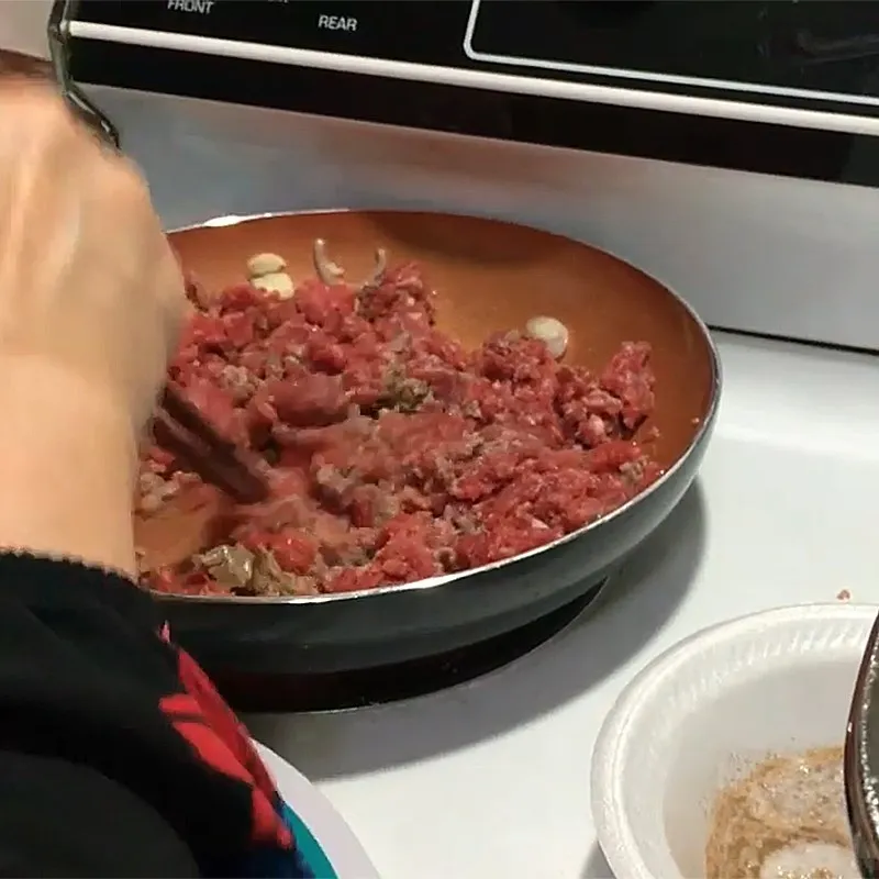 Xào thịt bò băm giúp gia tăng hương vị đậm đà cho món ăn