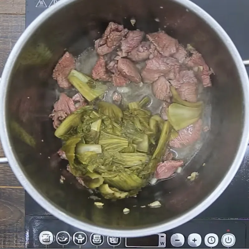 Bước 2 Xào thịt bò và các nguyên liệu Canh dưa chua thịt bò