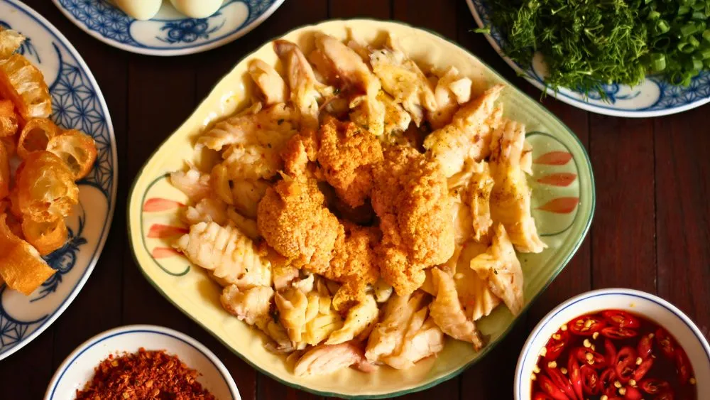 Xào thịt cá với hành phi thơm