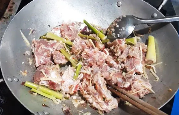 Xào thịt dê với hành tím và gừng