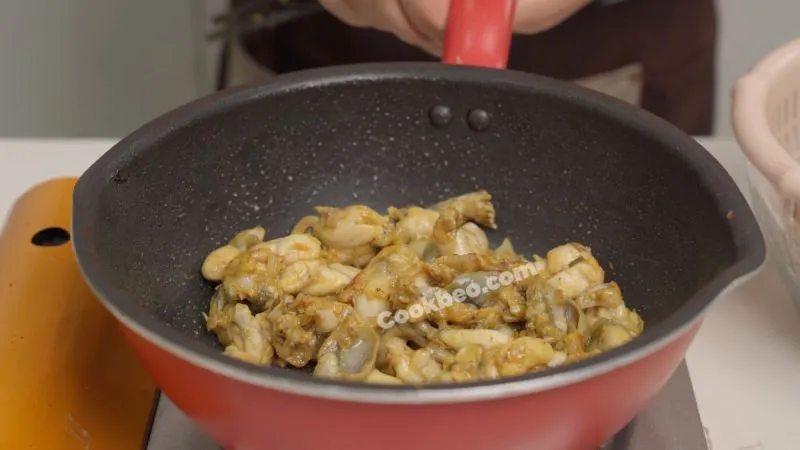 Xào thịt ếch săn vàng trên chảo, bước đầu tiên để có món ếch xào cà thơm ngon