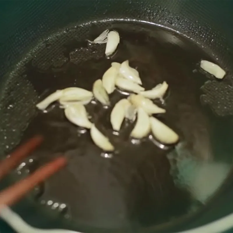 Công đoạn xào thịt trâu trên lửa lớn trước khi cho lá lồm vào