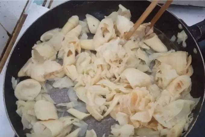 Xào măng tươi với hành tím và gia vị để tạo hương thơm nền