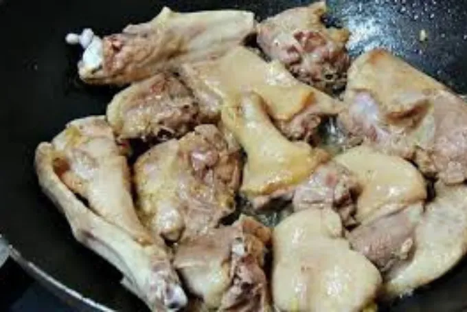 Xào sơ thịt ngan trên lửa lớn để thịt săn lại và giữ độ mềm