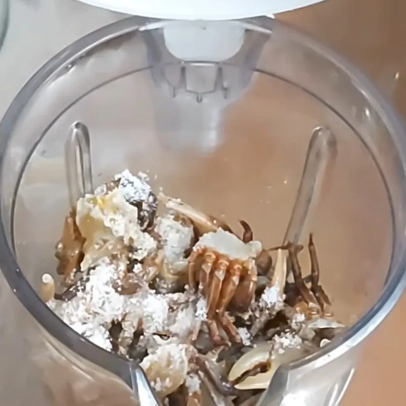 Xay cua đồng và lấy nước cốt Lẩu cua đồng miền Nam