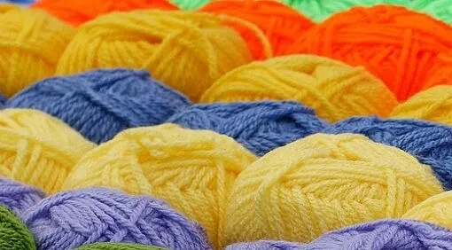 Các cuộn len sợi vừa phải với màu sắc nhẹ nhàng phù hợp cho người tập đan
