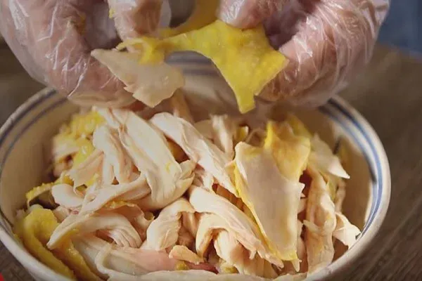 Cách xé thịt gà vừa miếng giữ độ dai giòn tự nhiên