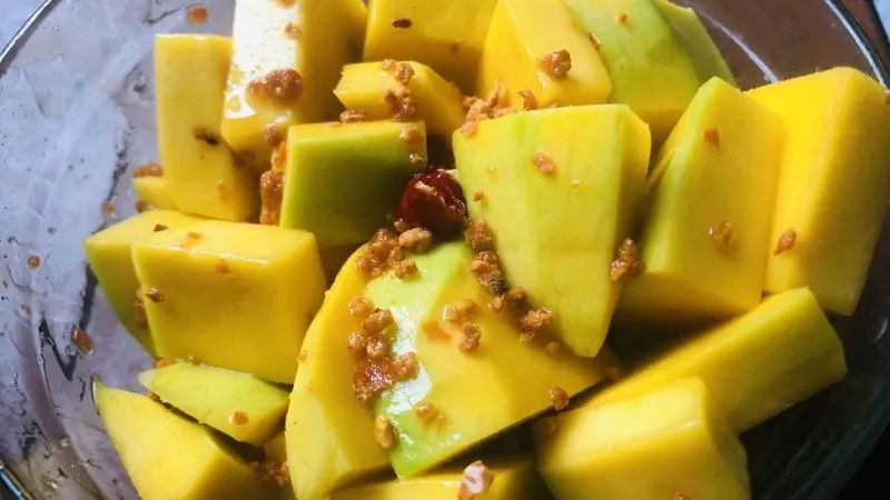 Xoài lắc muối tôm chua cay mặn ngọt cực kỳ bắt miệng