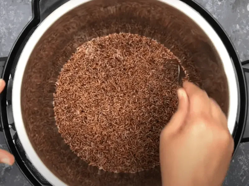 Xới cơm nhẹ nhàng