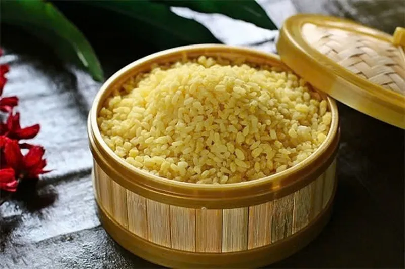 Xôi hoàng phố sau khi hấp có màu vàng óng, dẻo mềm