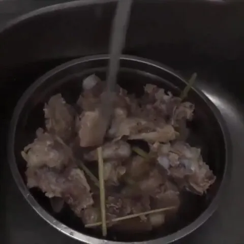 Xương ống heo tươi ngon với màu sắc hấp dẫn