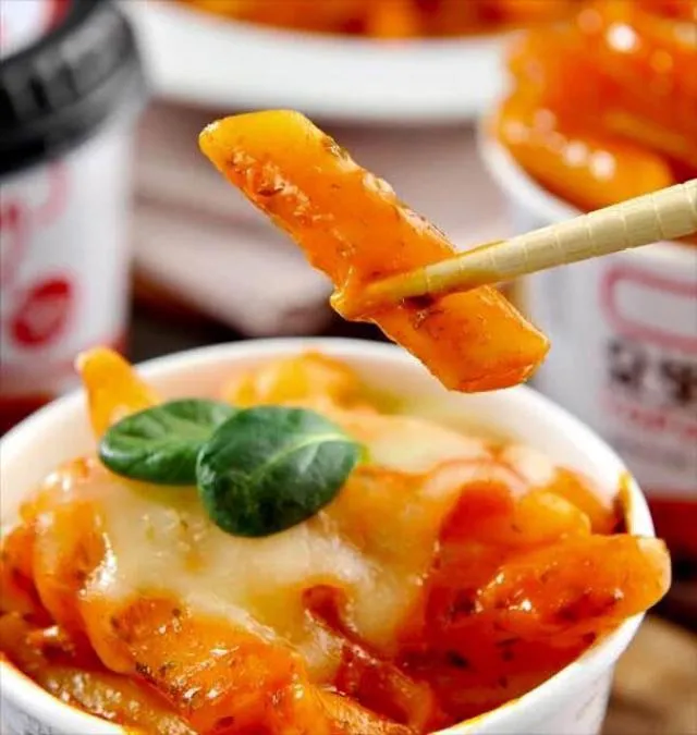 Cận cảnh ly bánh gạo Topokki ăn liền vị phô mai nhập khẩu Hàn Quốc