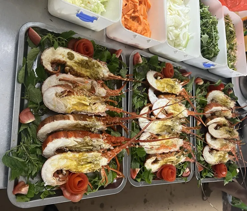 Yummy 1 nhà hàng ăn ngon ở Cát Bà