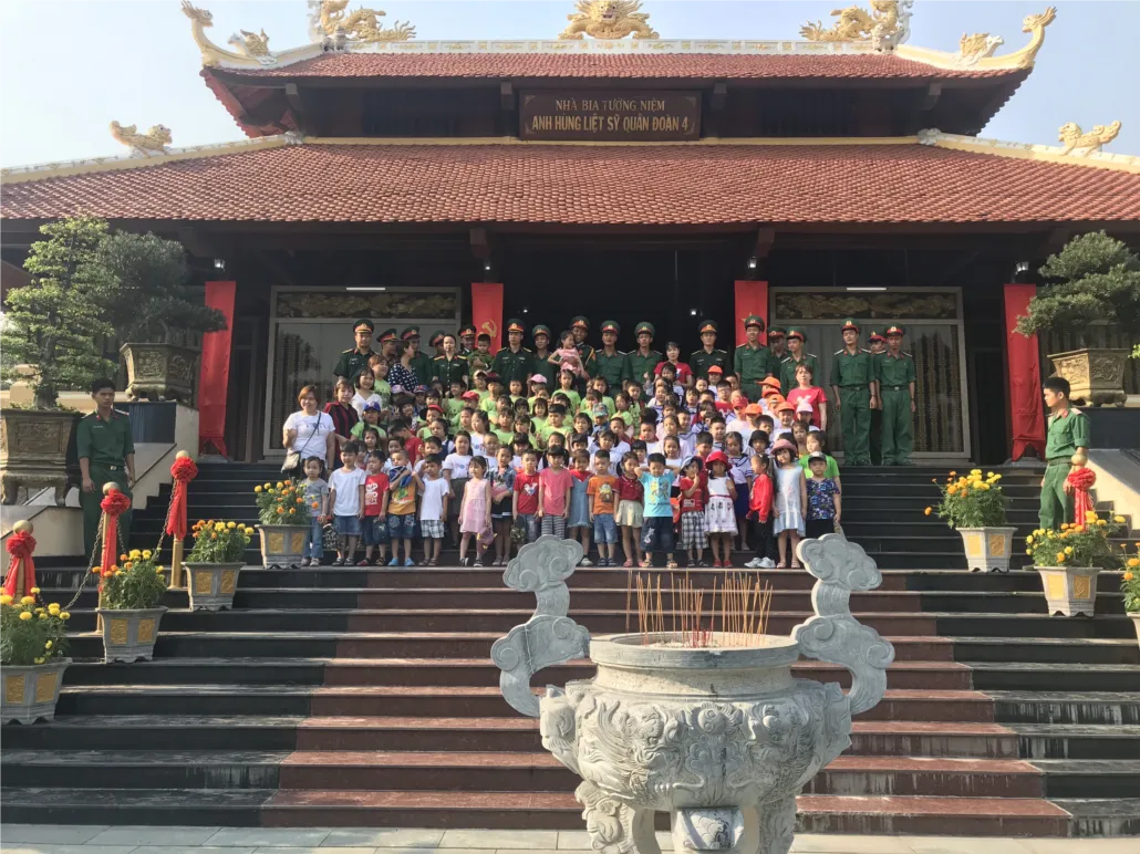 Bé tham quan vườn rau sạch và ao cá của các chú bộ đội