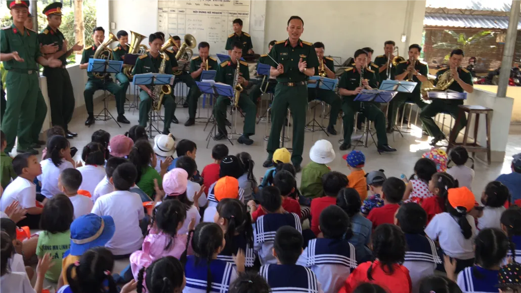 Các bé hào hứng xem các chú bộ đội biểu diễn quân nhạc và duyệt binh