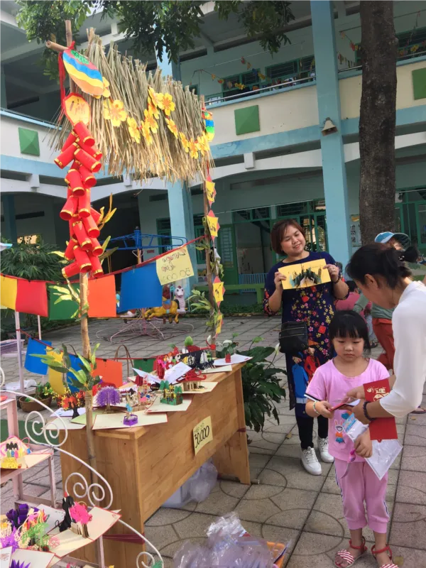 Gian hàng bày bán các sản phẩm tranh và thiệp do trẻ tự làm