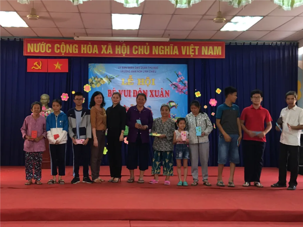 Hội chợ mùa xuân trao quà cho trẻ em nghèo địa phương