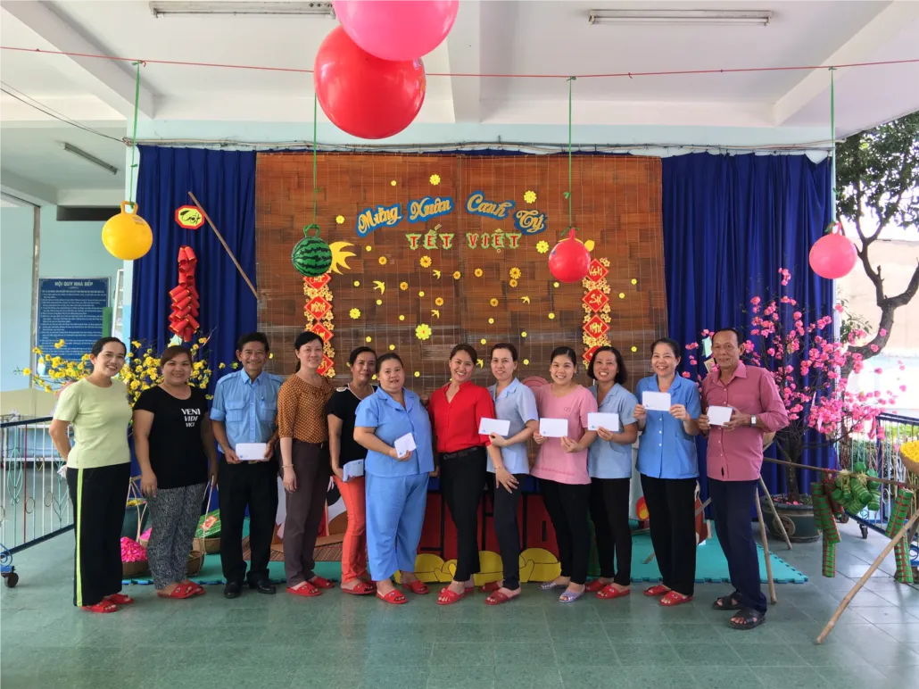 Trao quà Tết yêu thương cho nhân viên có hoàn cảnh khó khăn