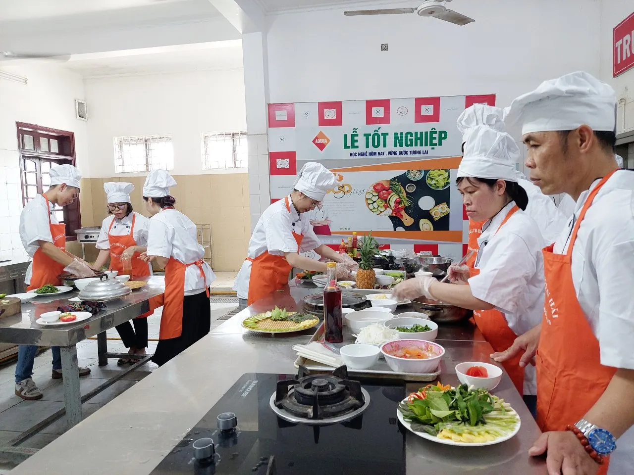 Sinh viên thực hành kỹ thuật chế biến tại lớp trung cấp nấu ăn Hải Phòng