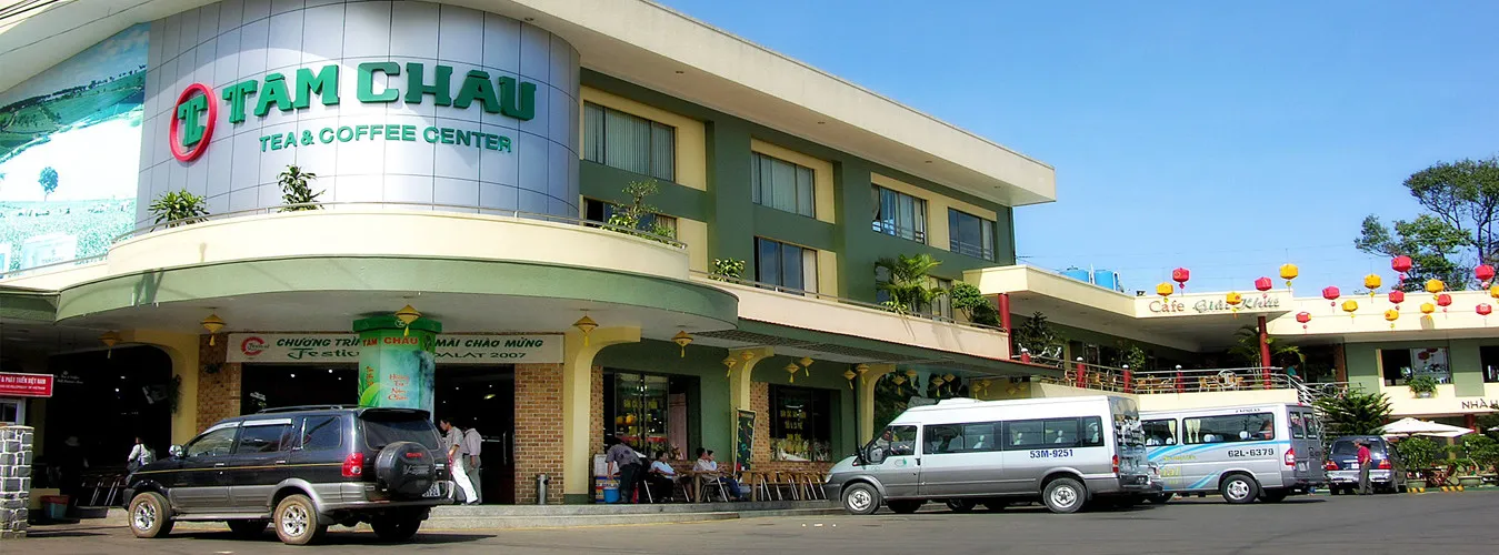 Khu siêu thị đặc sản bên cạnh nhà hàng