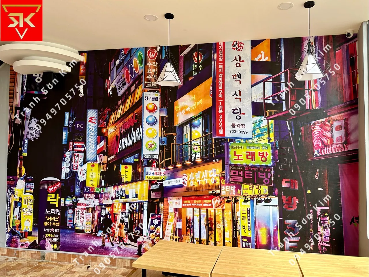 thi công tranh dán tường 3D cảnh thành phố Hàn Quốc về đêm cho quán mì cay