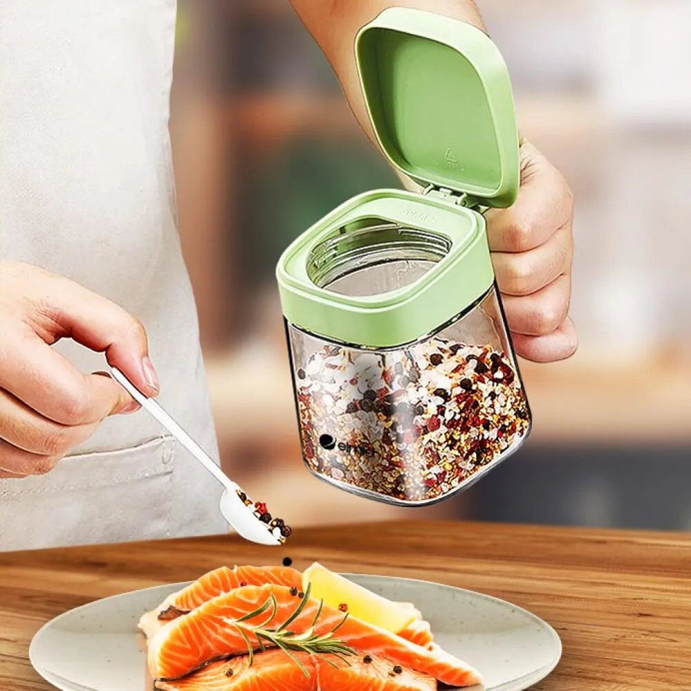 Cách sắp xếp lọ đựng gia vị thủy tinh trên kệ bếp nhằm tối ưu không gian và tạo sự thuận tiện tối đa khi chế biến món ăn