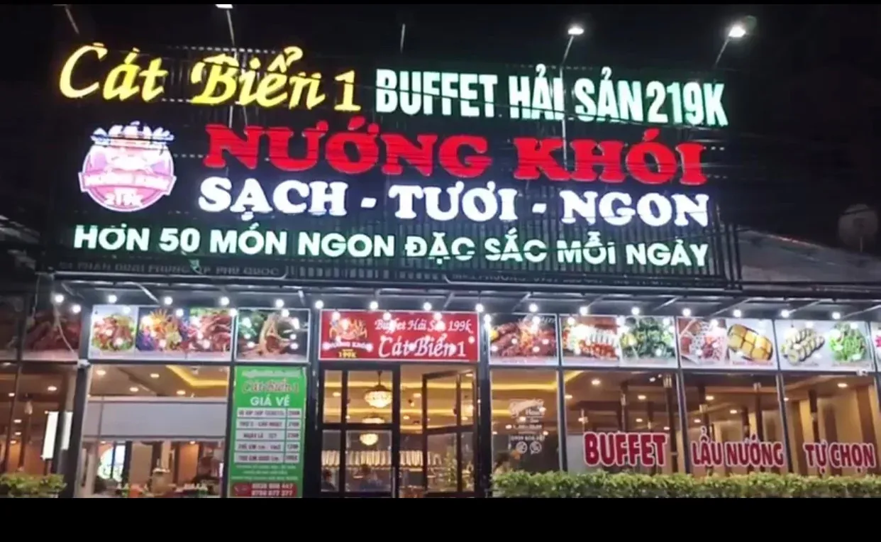 Không gian buffet hải sản Cát Biển Phú Quốc với quầy line dài