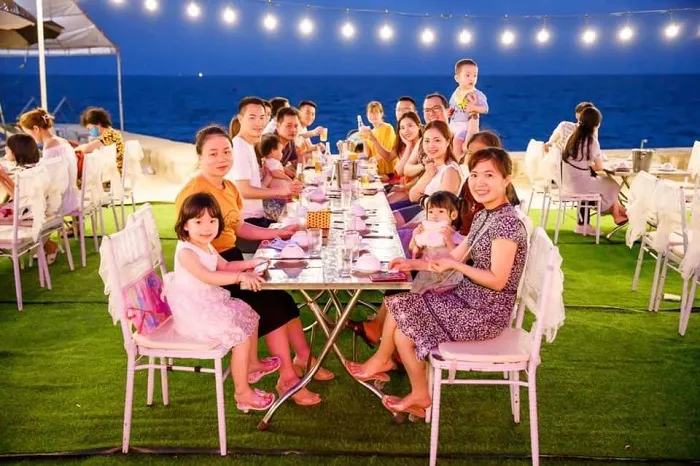 Không gian rộng rãi phù hợp tổ chức ăn uống cho gia đình, nhóm bạn và các sự kiện lớn