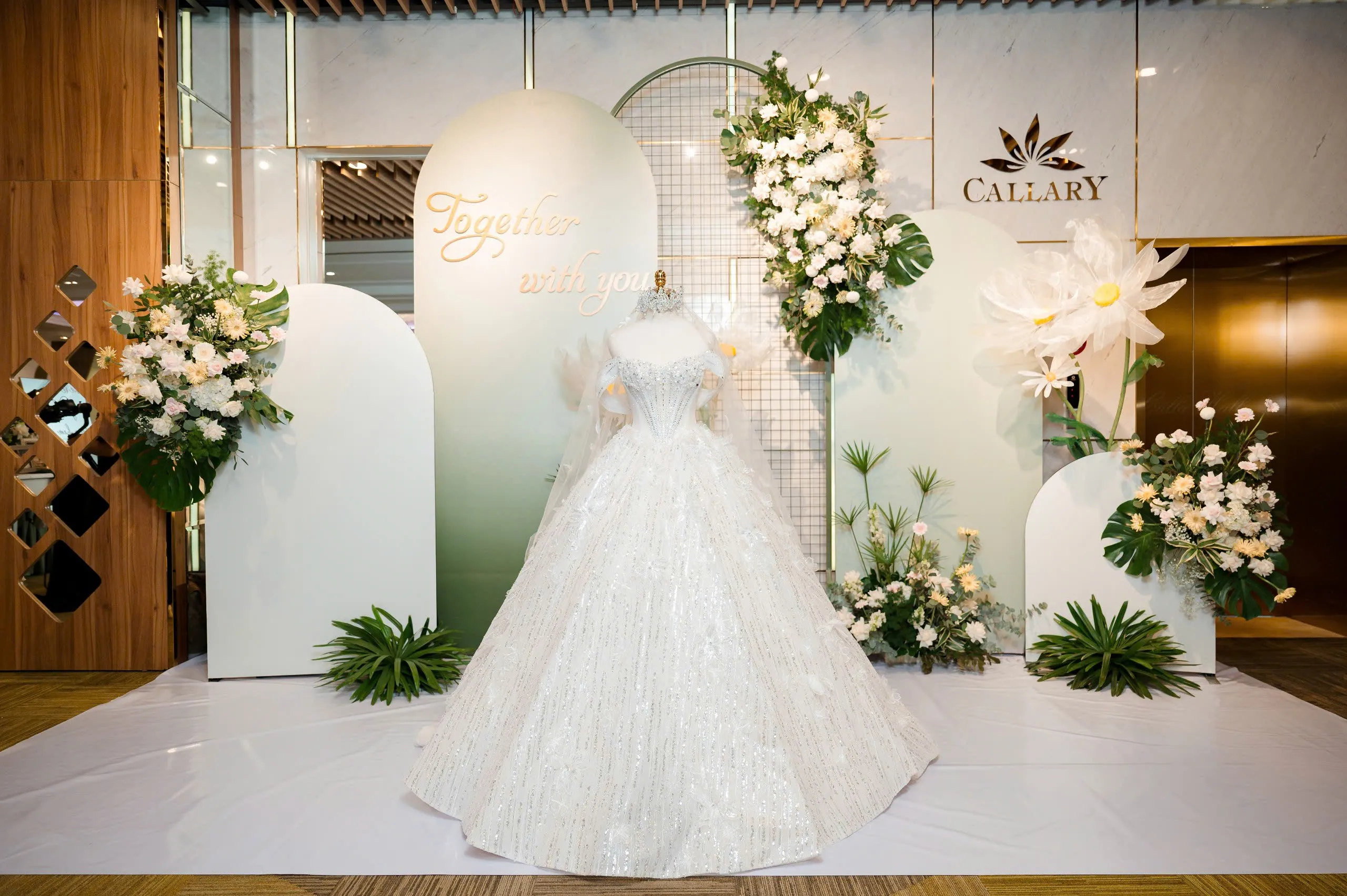 Trang trí sảnh cưới rực rỡ sắc màu cho mùa hè 2026