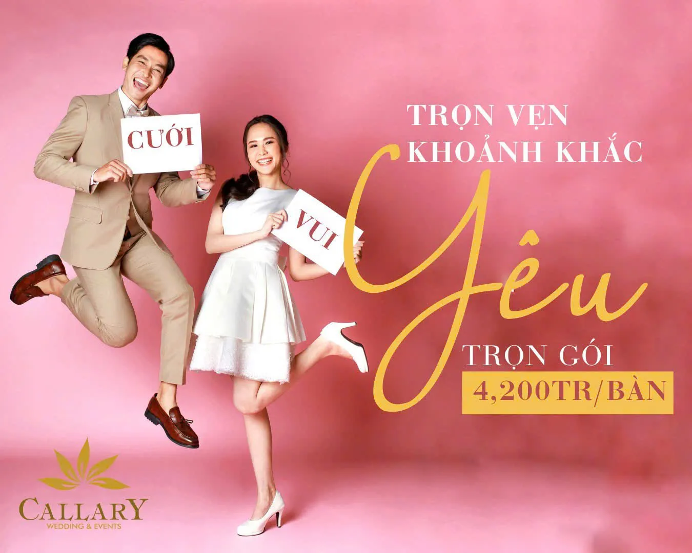 Đội ngũ nhân viên chuyên nghiệp sẵn sàng hỗ trợ khách hàng tại sảnh tiệc