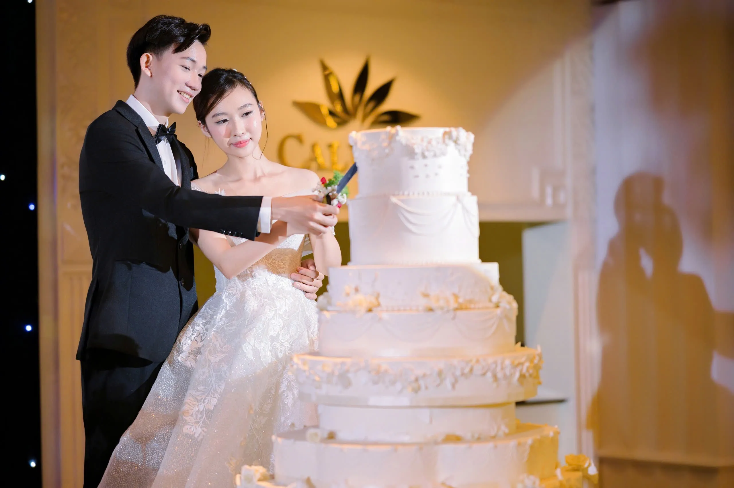 Bàn tiệc cưới được sắp xếp chỉnh chu theo tiêu chuẩn cao cấp