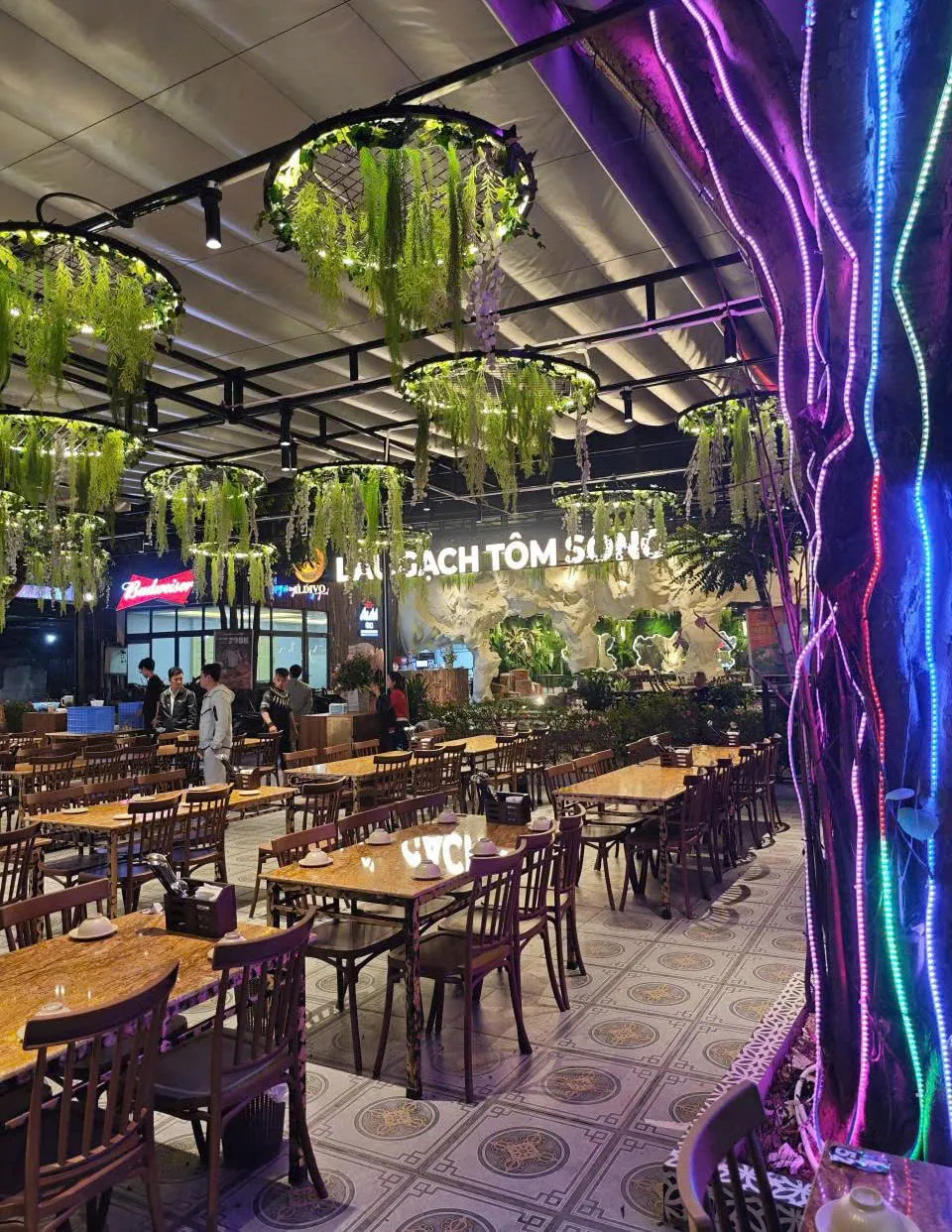 Không gian bên ngoài IL DIVO tại khu ẩm thực Ngọc Lâm với bảng hiệu nổi bật