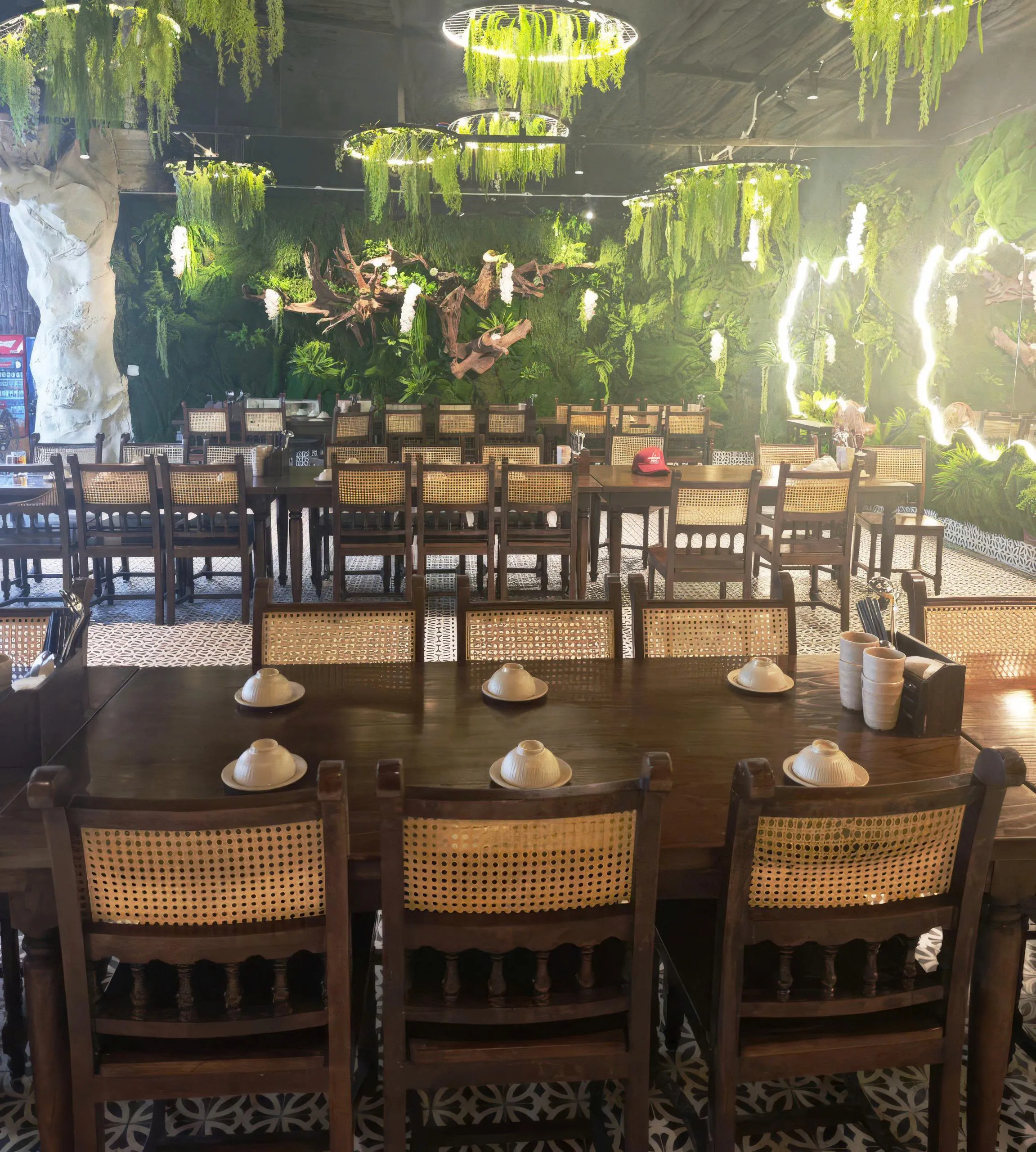 Tô lẩu gạch tôm sông với nước dùng màu cam đỏ đặc trưng