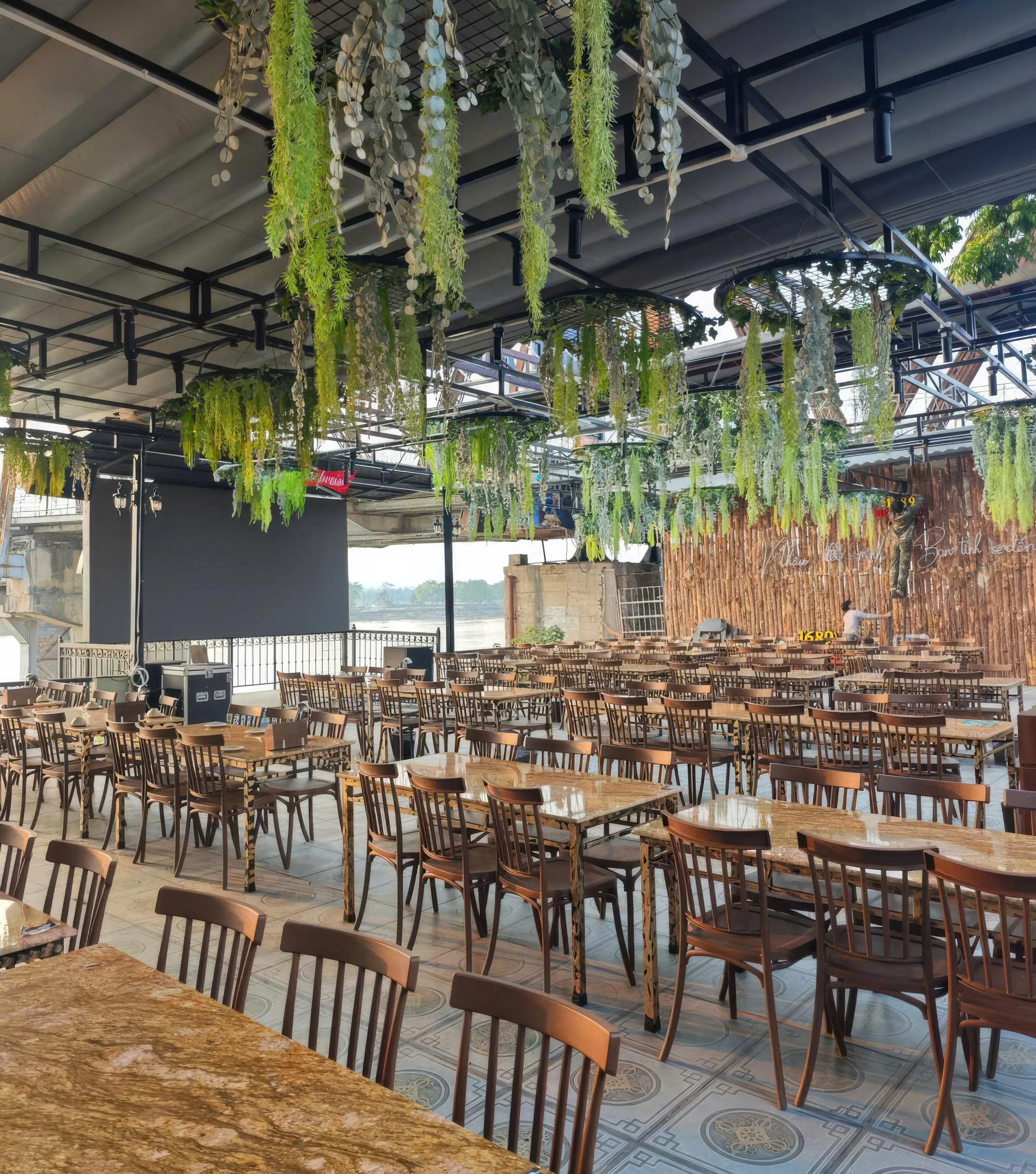 Đĩa tôm sông tươi sống chuẩn bị cho món lẩu