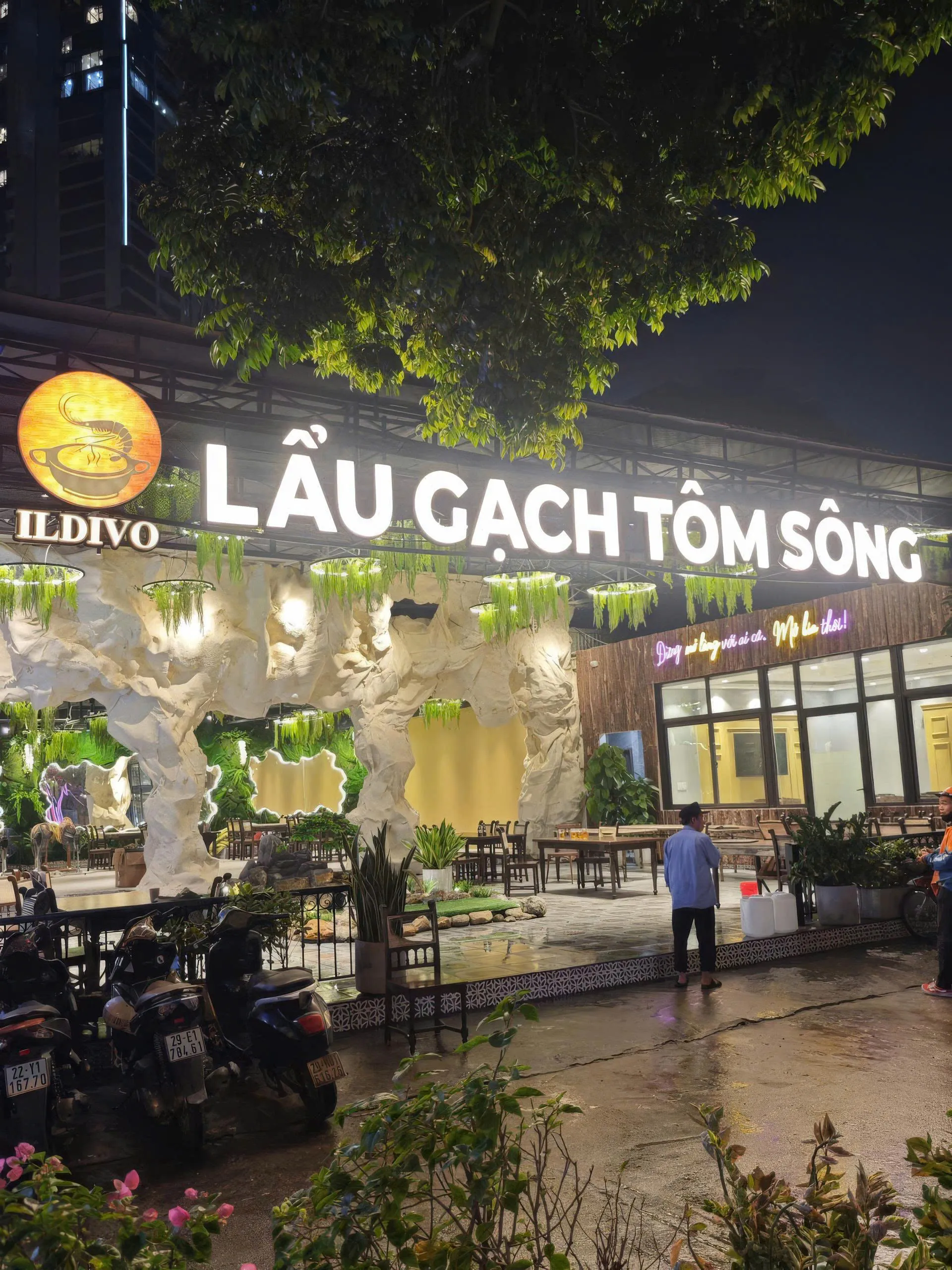 Không gian tầng trên với bàn ăn rộng rãi